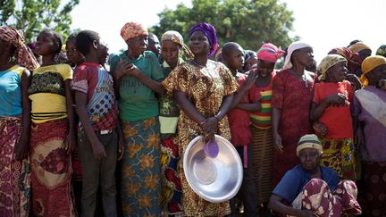 Distribution alimentaire dans le village de Makunzi Wali, en Centrafrique (avril 2017). (REUTERS/Baz Ratner )