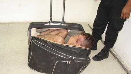 Ce prisonnier mexicain a tent&eacute; de s'&eacute;vader de la prison de Chetumal dans une valise, le 2 juillet 2011. (REUTERS)