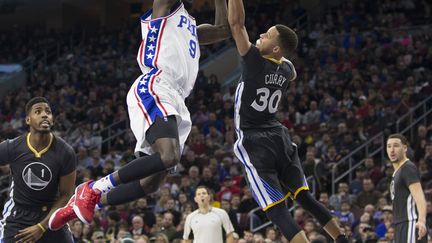 Stephen Curry (Golden State) bloque le shoot de Jakaar Sampson (Philadelphie) (MITCHELL LEFF / GETTY IMAGES NORTH AMERICA)