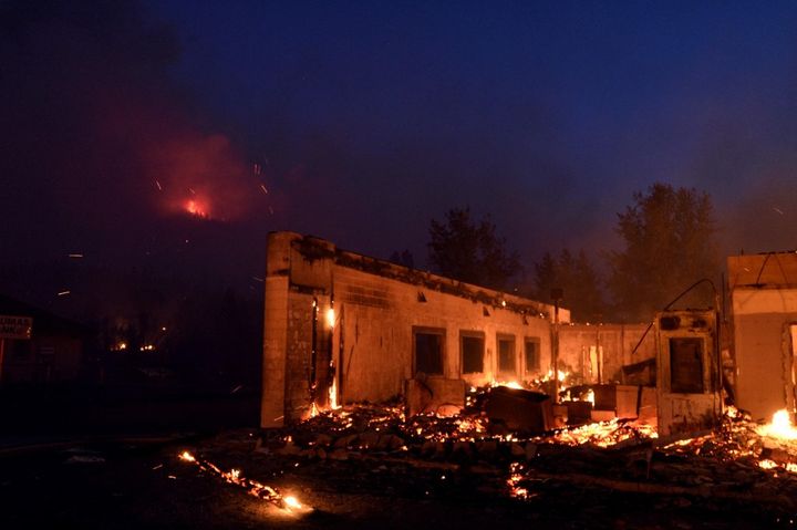 Un bâtiment détruit par les flammes du "Dixie Fire" à Greenville, en Californie, le 5 août 2021. (NEAL WATERS / ANADOLU AGENCY / AFP)