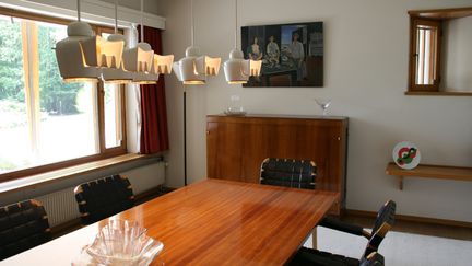 Alvar Aalto, bien connu pour ses luminaires a eu carte blanche pour créer ici des prototypes extraordinaires, comme cet ensemble de lampes qui éclairent directement et simultanément, la table et les tableaux accrochés au mur.
 (Sophie Jouve/Culturebox)