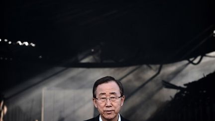 Le secrétaire général de l'Onu Ban Ki-moon à Gaza, devant un entrepôt de l'Onu détruit (20 janvier 2009) (© AFP / Oliver Laban / Mattei)