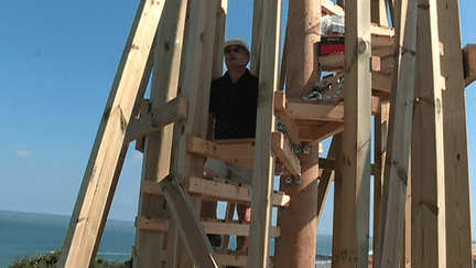 Montage de la "Love Tower" de Tadashi Kawamata pendant la biennale "La Littorale" d'Anglet
 (France 3/ Culturebox)