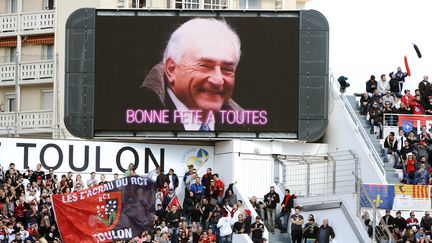 La photo de DSK projet&eacute;e sur l'&eacute;cran g&eacute;ant du stade Mayol de Toulon, samedi 9 mars 2013.&nbsp; (GERARD JULIEN / AFP)