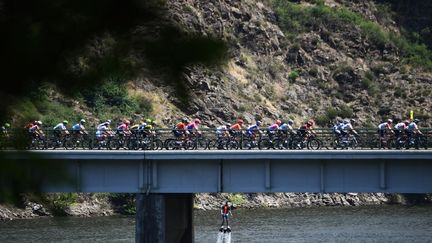 Le Tour de France sur le viaduc de Garabit en 2019. (ANNE-CHRISTINE POUJOULAT / AFP)