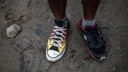 Les chaussures d&eacute;pareill&eacute;es d'un survivant du typhon Haiyan pr&egrave;s de Tacloban (Philippines), le 18 novembre 2013. (PHILIPPE LOPEZ / AFP)