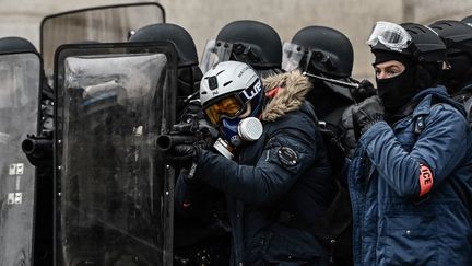 Des policiers avec des lanceurs de balle de défense, à Paris, lors d'une manifestation des "gilets jaunes", le 19 janvier 2019. (PHILIPPE LOPEZ / AFP)