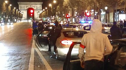 Des policiers&nbsp;manifestent sur les Champs-Elysées (Paris),&nbsp;dans la nuit du lundi 17 au mardi 18 octobre 2016. (AFP)