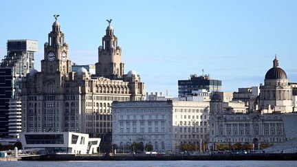 Photo du front de mer&nbsp;de Liverpool, avec notamment le Liver Building, prise de la rive opposée de la Mersey, le 13 octobre 2020 (PAUL ELLIS / AFP)