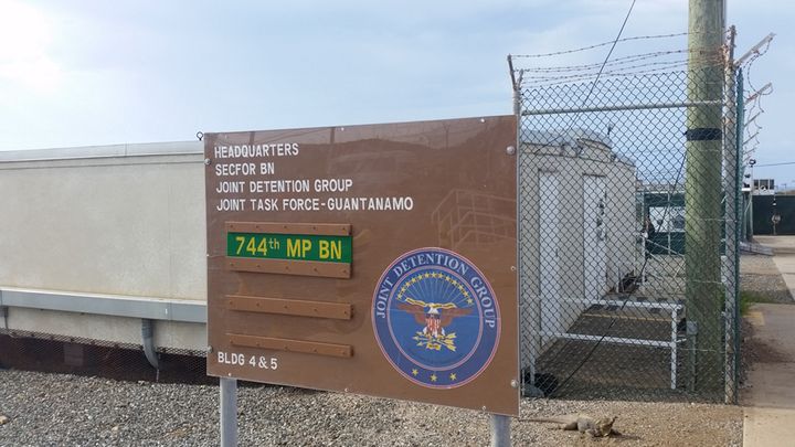 &nbsp; (Panneau indiquant l’entrée d'un "Joint Detention Group", l'un des camps. Il reste 80 prisonniers à Guantanamo. © Elise Delève/Radio France)