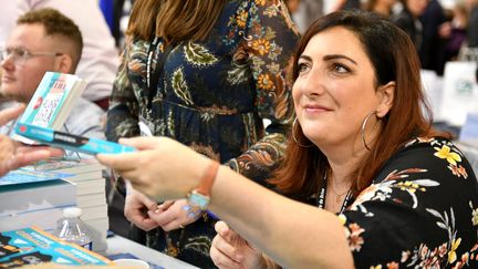 La romancière Virginie Grimaldi à la Foire du livre de Brive, le 10 novembre 2018. (STEPHANIE PARA / MAXPPP)