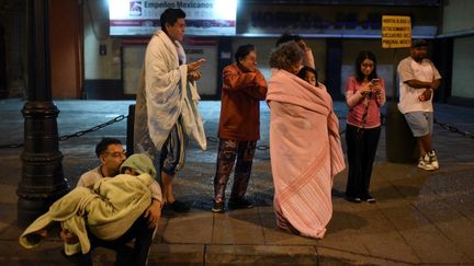 Des habitants attendent la fin d'une alerte antisismique dans les rues de Mexico (Mexique), le 22 septembre 2022. (PEDRO PARDO / AFP)