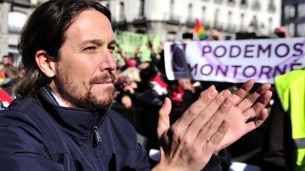 Le leader de Podemos, Pablo Iglesias applaudit la foule lors de la "marche pour le changement", &agrave; Madrid, samedi 31 janvier 2015.&nbsp; (TOM GANDOLFINI / AFP)