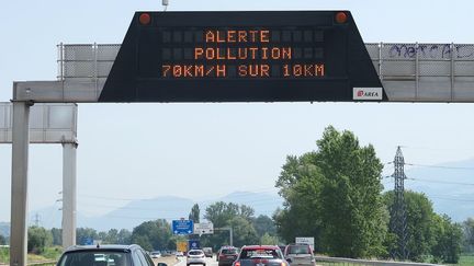 Panneau de signalisation sur une route en région grenobloise, annonçant une alerte pollution et une réduction de vitesse en juin 2019. (STÉPHANE MILHOMME / FRANCE-INFO)