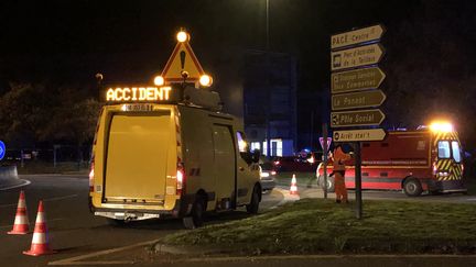 Des véhicules de signalisation et de secours sur le lieu où un enfant de 5 ans a été blessé par balles à Pacé (Ille-et-Vilaine), le 26 octobre 2024. (EWEN BAZIN / OUEST-FRANCE / MAXPPP)