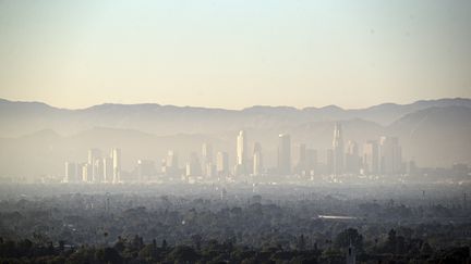 La pollution au dessus de la ville de Los Angeles, le 14 août 2019. (ETIENNE LAURENT / EPA)