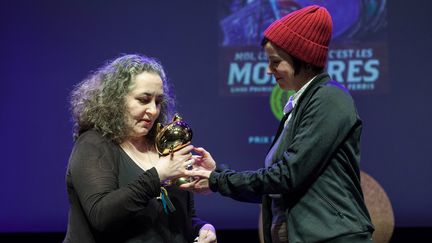 Emil Ferris, autrice de "Moi ce que j'aime, c'est les monstres", reçoit le prix fauve du meilleur comic au festival d'Angoulême en 2019 (YOHAN BONNET / AFP)