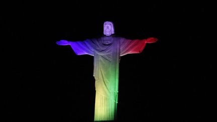 La statue du Christ R&eacute;dempteur est illumin&eacute;e en l'honneur des Journ&eacute;es mondiales de la jeunesse qui se d&eacute;rouleront &agrave; Rio de Janeiro (Br&eacute;sil) en juillet prochain, le 6 f&eacute;vrier 2012. (RICARDO MORAES / REUTERS)