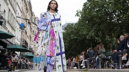 Défilé masculin Louis Vuitton printemps-été 2020 à la Paris Fashion Week, le 20 juin 2019.&nbsp;Défilé&nbsp;masculin&nbsp;Louis Vuitton printemps-été 2020 à la Paris Fashion Week le 19 juin 2019.&nbsp;Virgil Abloh a dessiné une collection riche en bouquets séchés et imprimés fleuris.&nbsp;Une façon de renouer avec l'enfant en soi et d'explorer des codes de la masculinité libérés de diktats sociaux. "A une époque saturée en images, s'arrêter pour respirer le parfum des roses déprogramme l'esprit et fait de la place pour la liberté de penser", souligne le créateur américain. (PETER WHITE / GETTY IMAGES EUROPE)