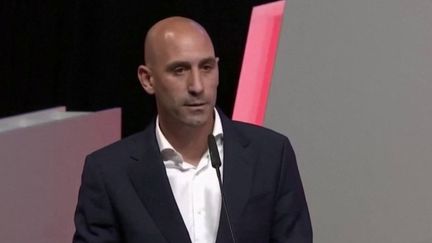 Le jour de la finale du Mondial féminin de football, Luis Rubiales a embrassé de force la joueuse Jennifer Hermoso. L'ex-patron de la Fédération espagnole est inculpé pour agression sexuelle et coercition. (FRANCE 2)