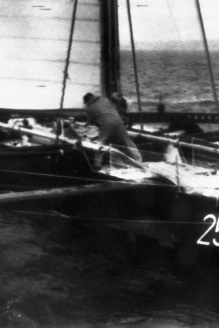 Alain Colas à la barre de Manureva lors de sa tentative de tour du monde en solitaire, le 28 novembre 1973, dans le port de Sydney (Australie). (AFP)