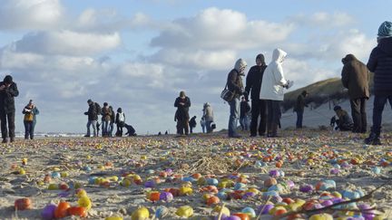 Des oeufs en plastiques colorés Kinder se sont déversés sur une plage d'une île du nord de l'Allemagne, le 5 janvier 2017. (KLAUS KREMER/AP/SIPA / AP)