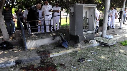 La police &eacute;gyptienne sur les lieux de l'attentat qui a fait un mort dans le nord du Caire, le 2 mai 2014. (KHALED DESOUKI / AFP)