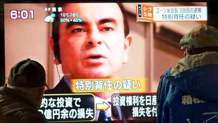 Une image de Carlos Ghosn diffusée à la télévision japonaise, le 21 décembre 2018. (KAZUHIRO NOGI / AFP)