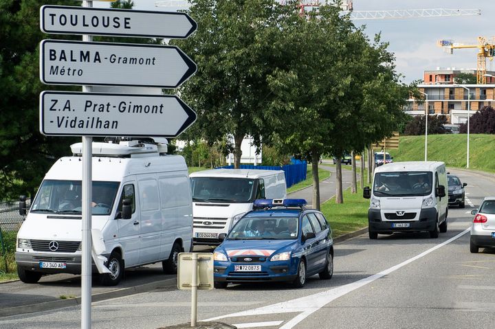 Le convoi transportant un frangment d'aile de Boeing 777 d&eacute;couvert &agrave; La R&eacute;union, &agrave; son arriv&eacute;e &agrave; Balma (Haute-Garonne), le 1er ao&ucirc;t 2015. (  REUTERS)