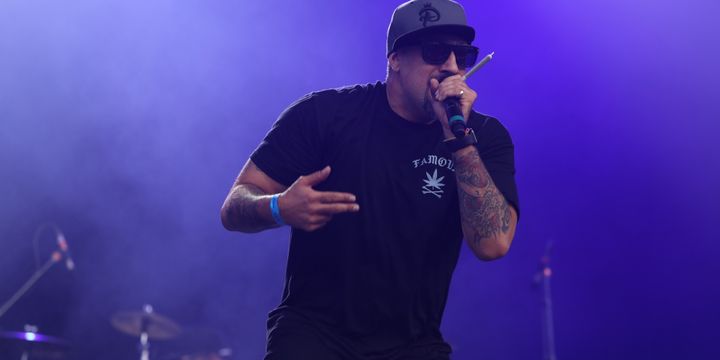 B-Real de Cypress Hill brandit son gros blunt sur la Grande Scène de Rock en Seine.
 (Gilles Scarella / FTV)