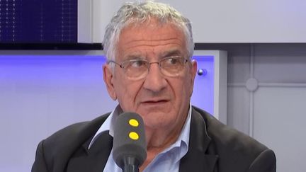 Xavier Emmanuelli était l'invité de Tout est politique, mercredi 15 novembre sur franceinfo. (FRANCEINFO / RADIOFRANCE)