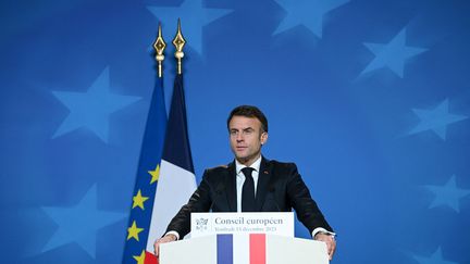 Emmanuel Macron lors d'un discours au Conseil européen du 15 décembre 2023. (UNION EUROPEENNE / HANS LUCAS / AFP)