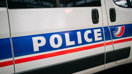 Illustration du logo de la police sur une voiture de la police nationale, France, juillet 2023. (XOSE BOUZAS / HANS LUCAS)