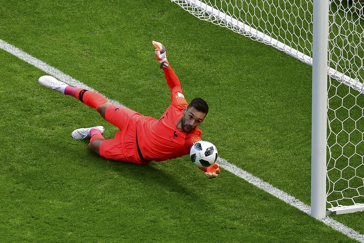 Le gardien Hugo Lloris réalise un arrêt de grande classe lors de la rencontre contre l'Australie, samedi 16 juin à Kazan (Russie). (LUIS ACOSTA / AFP)