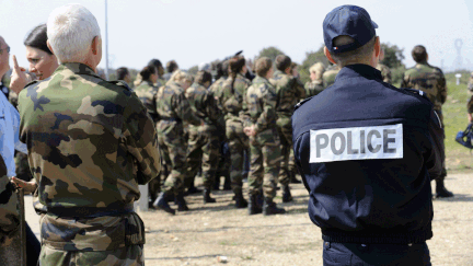  (Des gendarmes réservistes participent à une formation en 2010 à l'école nationale de la police de Fos-Sur-Mer. © AFP / PATRICK VALASSERIS)