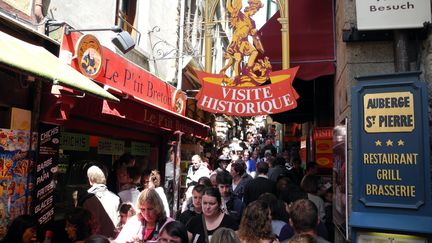 Une foule de touristes dans les ruelles étroites du Mont Saint-Michel (illustration). (ARNAUD BEINAT / MAXPPP)