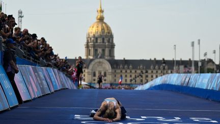 La Française Cassandre Beaugrand est devenue championne olympique du triathlon sur le pont Alexandre III, le 31 juillet 2024. (JEFF PACHOUD / AFP)