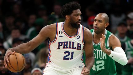 Joel Embiid lors du match des Sixers de Philadelphie contre Boston (MADDIE MEYER / GETTY IMAGES NORTH AMERICA)