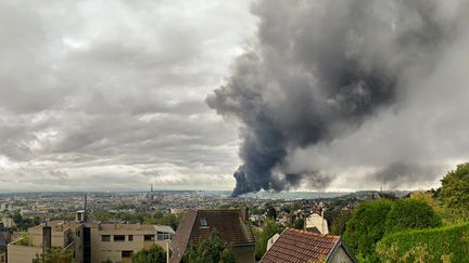 L'usine Lubrizol ravagée par les flammes, le 26 septembre 2019. (JEAN-JACQUES GANON / AFP)