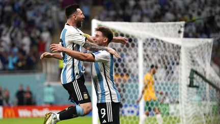 Le bonheur des buteurs Lionel Messi et Julian Alvarez, lors du 8e de finale de la Coupe du monde entre l'Argentine et l'Australie, le 3 décembre 2022. (FRANK AUGSTEIN / AP)