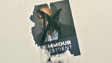 Une affiche d'Eric Zemmour déchirée dans les rues de Paris, le 7 novembre 2021. (SERGE ATTAL / ONLY FRANCE / AFP)