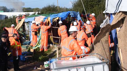 Des ouvriers démontent les cabanes de la "jungle" de Calais (Pas-de-Calais), le 25 octobre 2016. (DENIS CHARLET / AFP)