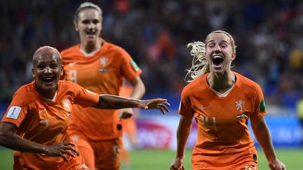 La Néerlandaise Jackie Groenen célèbre son but en demi-finale de la Coupe du monde féminine de football, face à la Suède, mercredi 3 juillet, à Lyon.&nbsp; (FRANCK FIFE / AFP)