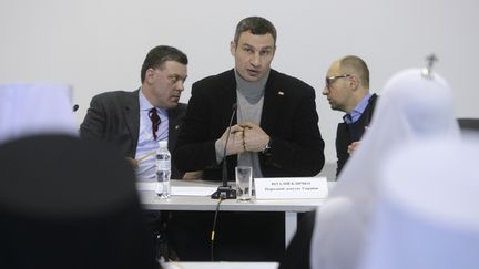 Les opposants ukrainiens Oleg&nbsp;Tiagnibok,&nbsp;Vitali Klitschko et&nbsp;Arseni Iatseniuk lors d'une r&eacute;union, &agrave;&nbsp;Kiev (Ukraine), le 25 janvier 2014. (© POOL NEW / REUTERS / X80003)