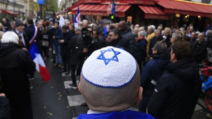 Un homme portant une kippa avec une étoile de David participe à une marche contre l'antisémitisme à Paris, le 12 novembre 2023. (QUENTIN DE GROEVE / HANS LUCAS / AFP)