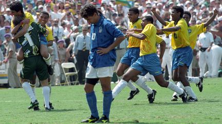 &nbsp; (Roberto Baggio abattu après son tir au but raté face au Brésil © Reuters/André Camara)