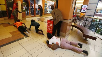 Des personnes tentent de fuir dans le centre commercial vis&eacute; par une attaque terroriste &agrave; Nairobi, au Kenya, le 22 septembre 2013.&nbsp; (GORAN TOMASEVIC / REUTERS)