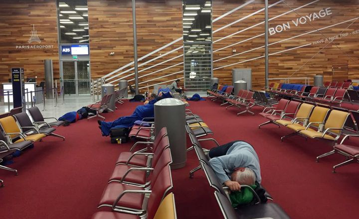 Des personnes dorment à l'aéroport de Roissy-Charles-de-Gaulles alors que les routes sont impraticables en raison de la neige, mardi 7 février 2018.&nbsp; (INGRID BAZINET / AFP)