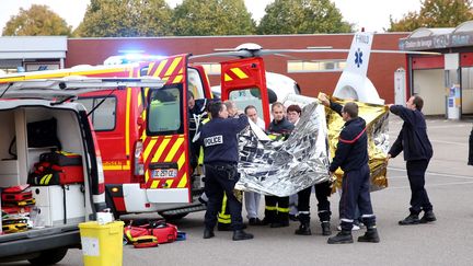 A J&oelig;uf, en Meurthe-et-Moselle, un enfant de 7 ans est emmen&eacute; par les secours apr&egrave;s avoir &eacute;t&eacute; poignard&eacute; dans la rue, le 15 octobre 2015. (MAXPPP)