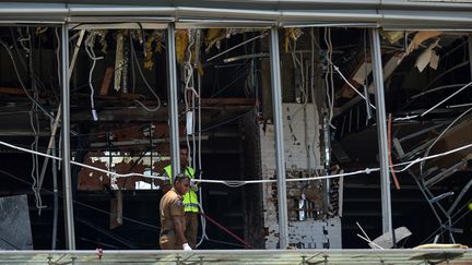 La police sri-lankaise sur les lieux d'une explosion, dimanche 21 avril, dans un hôtel de Colombo. (ISHARA S. KODIKARA / AFP)
